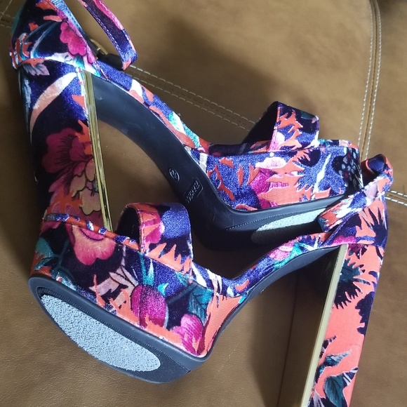 Shoes - Picture 1 of 3